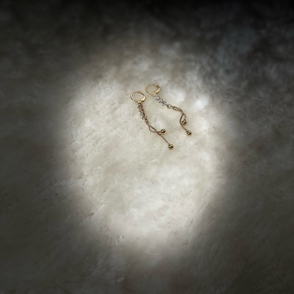 Elegant Gold Chain Drop Earrings - Picture 3 of 6